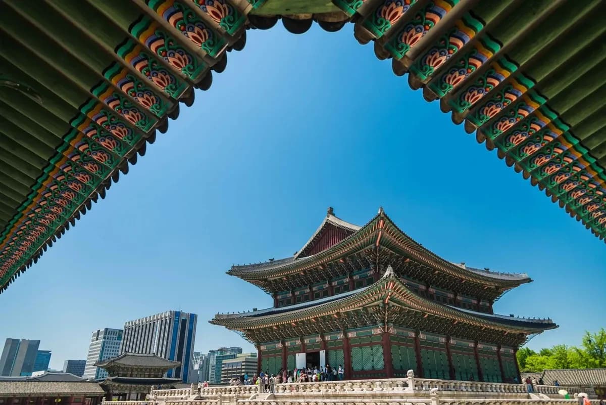 단청 처마 사이로 보이는 경복궁 근정전, 서울